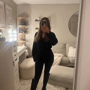 Svarta höga boots  - Säljer ett par svarta höga boots med grov platt sula och rund tå🌸