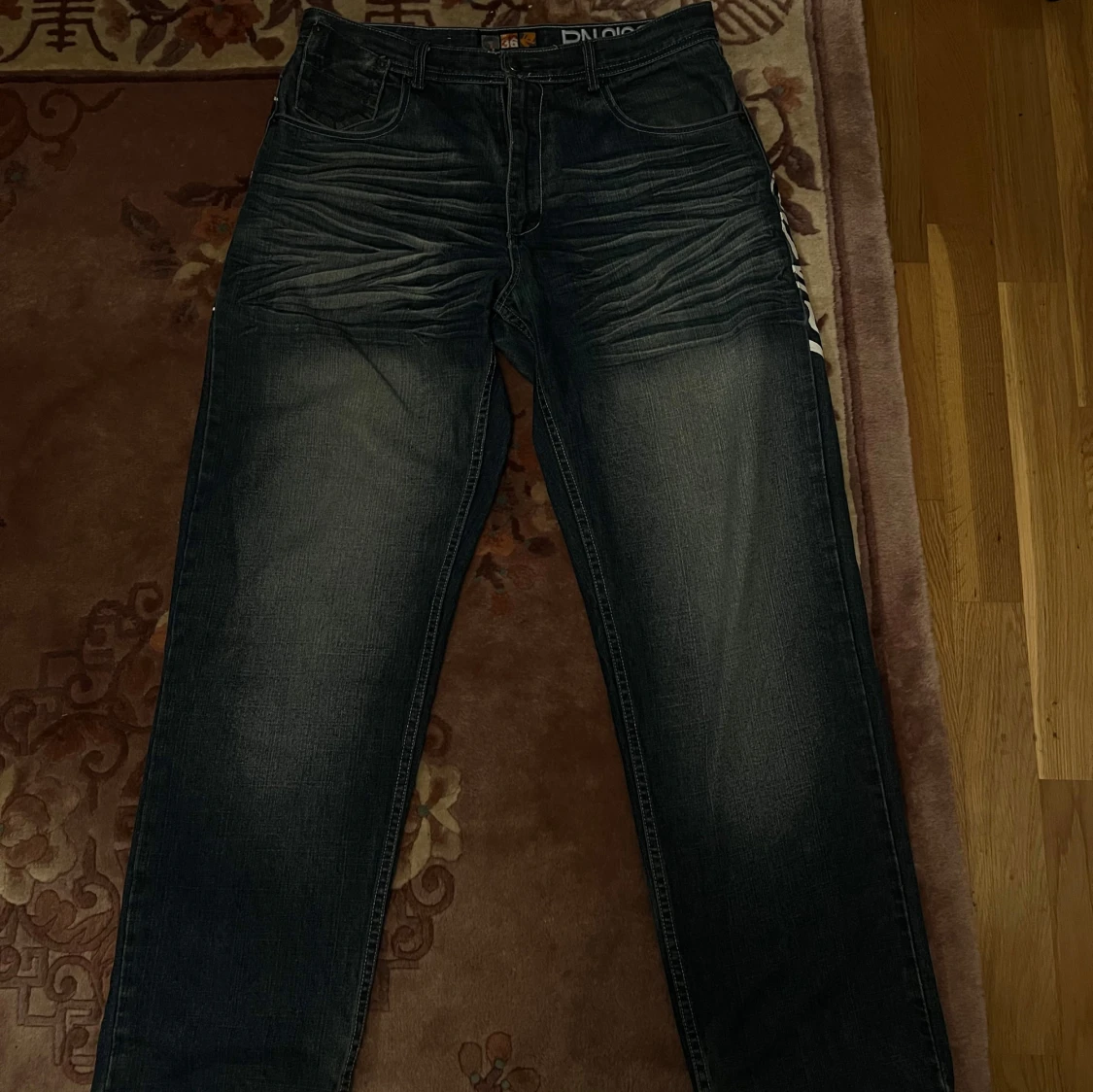 D-Noise jeans med vit graffiti print - 1