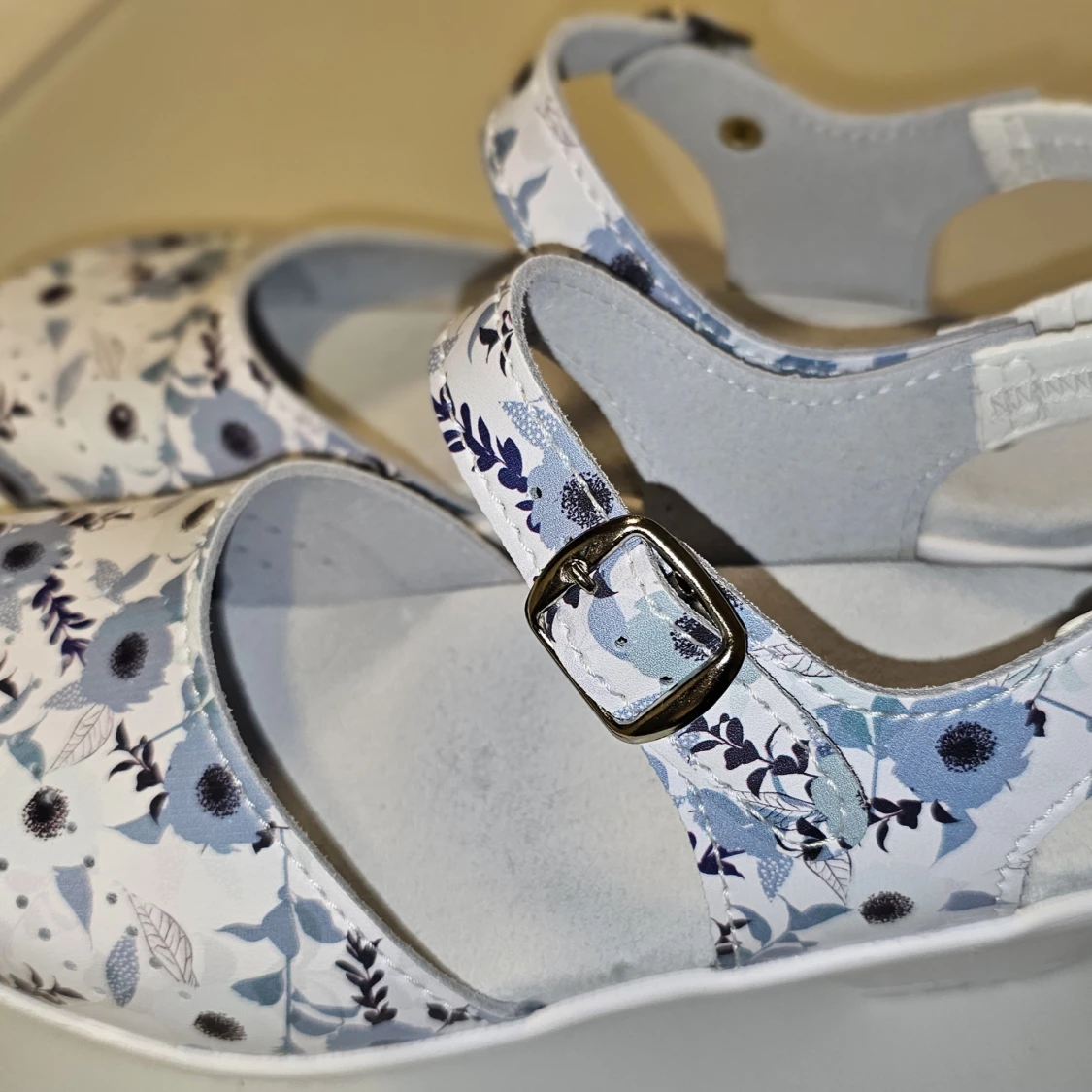 Blommiga sandaler från Feez - 1