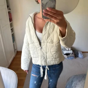 Quiltad beige jacka Zara - Säljer denna väldigt eftertraktade jacka från Zara, finns ej att köpa i butik längre. Toppen nu till hösten💕 Super skön och lätt att styla, nyskick🥰