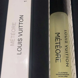 Louis Vuitton Météore parfym - Louis Vuitton Météore Eau de Parfum i en stilren flaska. Perfekt för dig som vill ha en exklusiv touch i din samling. Testerversion, naturlig spray. Volym och ingredienser framgår ej på bilden.
