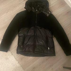 Vinter jacka - Säljer min jacka som inte jag använder. Jackans andra del har päls och andra delen annorlunda. 
