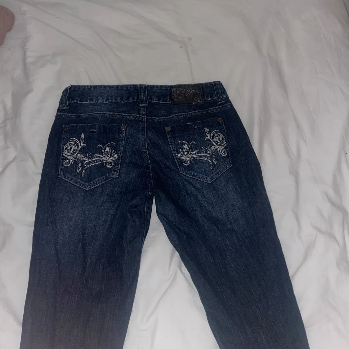 Mörkblå jeans med broderade bakfickor - 1