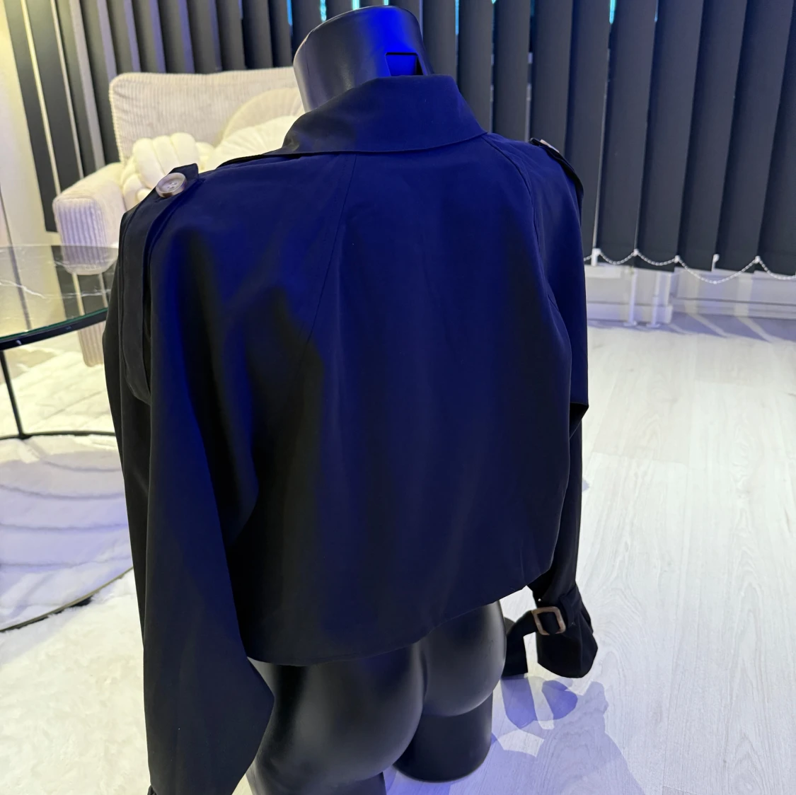 Svart croppad kavaj med knytärmar - 2