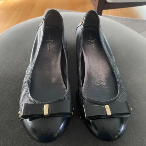 Svarta ballerinaskor från Cole Haan - Stilrena svarta ballerinaskor från Cole Haan. Storlek 36 och mycket bra skick. Nypris 1200