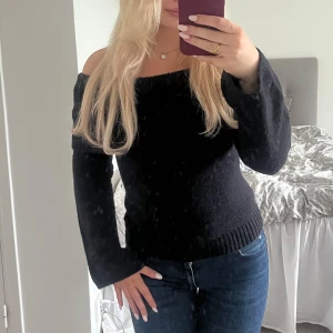 Svart offshoulder stickad tröja - Säljer en svart stickad tröja som är offsholder med utsvängda armar den är varm och gosig och perfekt till hösten🍂