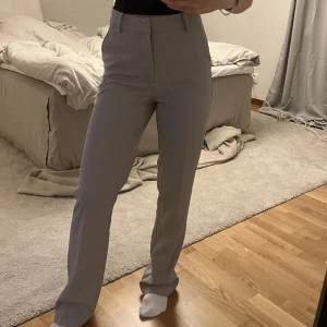 Byxor från Bikbok - Säljer ett par gråa kostymbyxor från Bikbok i modellen ”Vilma” i stl 34. Endast använda en gång. 