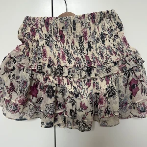 Isabel markant liknande kjol - Så snygg Isabel markant liknande kjol från Zara!❤️ Storlek S men passar även xs och medium!🥰