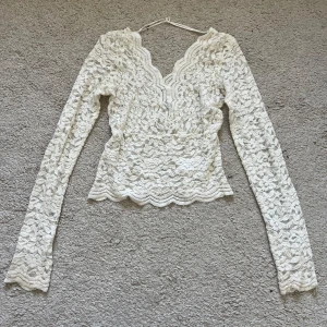 Vit spetsblus från Zara - Superfin vit spetsblus från Zara med lång ärm och v-ringad hals. Säljer pga att jag inte använder den, har sytt pyttelite i vringningen för jag tyckte den va för v-ringad men man tänker inte på de🥰