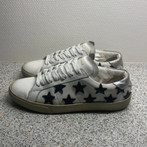 Saint laurent skor - Säljer ett par ysl skor i storlek 40 dem är i använt skick men inga stora skador som märks vid användning. Sulan på vänstra skon håller på att lossna men det märks fortfarande inte vid användning. Skorna är äkta men kommer inte med något org därav priset. Pris kan diskuteras vid snabb affär, meddela mig vid frågor eller funderingar. Nypris är runt 7000 kr. 