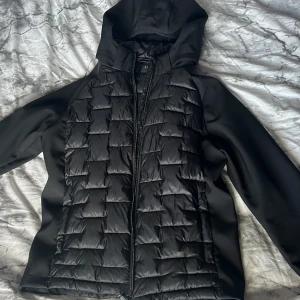 Svart quiltad jacka från Everest - Svart jacka från Everest, passar perfekt att ha på vintern 