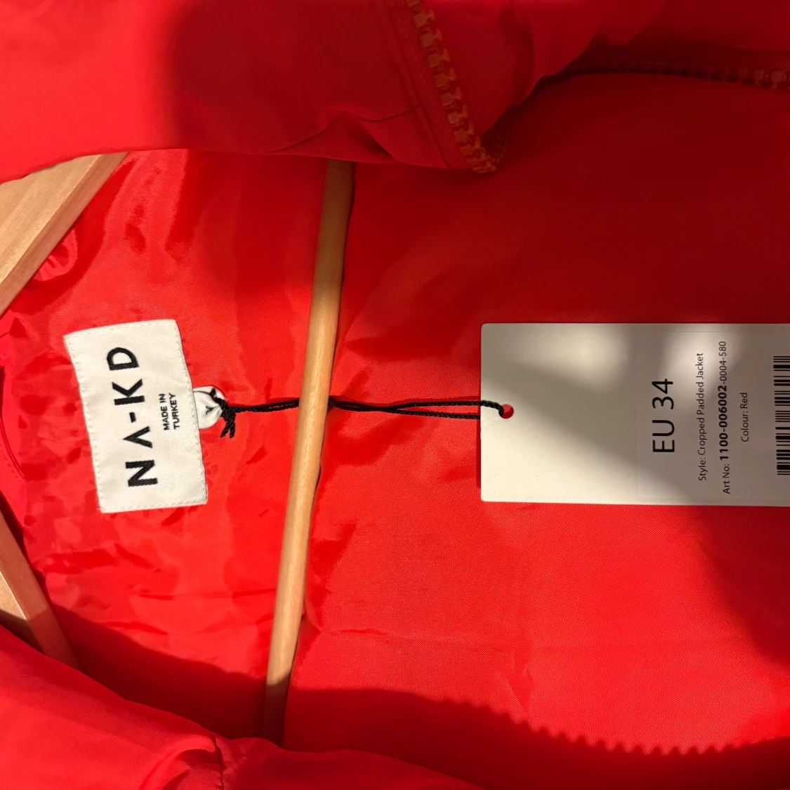 Röd croppad pufferjacka från NA-KD - 2