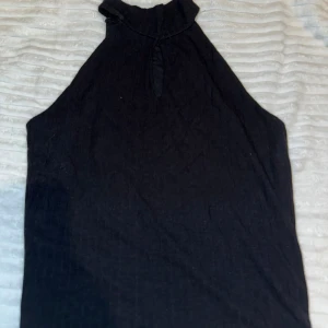 Svart ärmlös halterneck topp - Snygg svart ärmlös topp med halterneck 