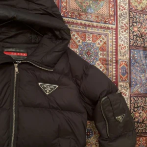 tvärfet jacka - Helt ny prad* jacka storlel L/M. andvänd endast en gång nästan som helt ny. ej äkt*. 