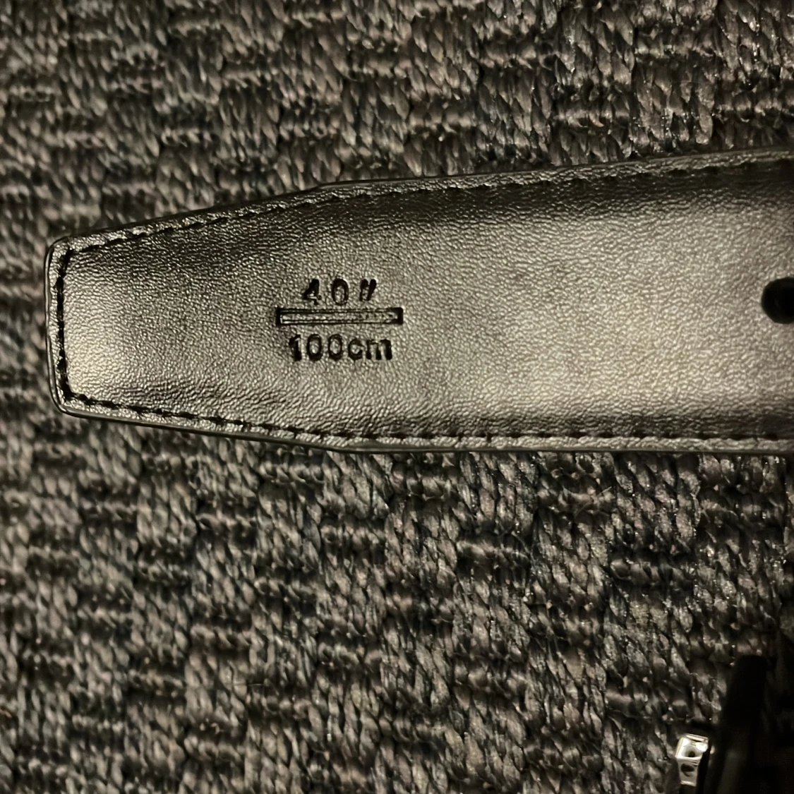 Svart bälte med H spänne  - 1