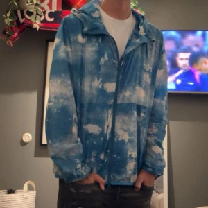 Helt ny woolrich jacka  - Helt ny woolrich windbreaker|| Perfekt nu till hösten|| Nypris 3500 mitt pris 1299|| hör av er om ni har några frågor||