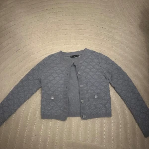 Ljuslila kofta från MNG, XS - Superfin ljusblå kofta från MANGO i storlek xs. Endast använd fåtal gånger 