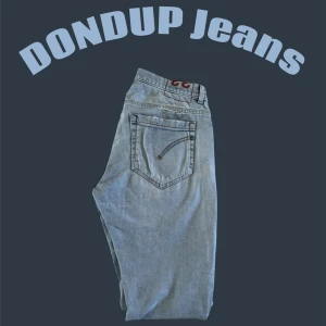 Dondup Jeans || 33 - Säljer ett par tvärfeta ljusblå jeans från Dondup🤩||Jeansen har slitningar och hål vid knäet och ett vid bakfickan (vilket är i designen)|| Jeansen är i slimfit||43cm i midja och 110cm i längd|| Runt 2500 i nypris, vårt pris: 499!🙌🏻||Pris kan diskuteras🔥