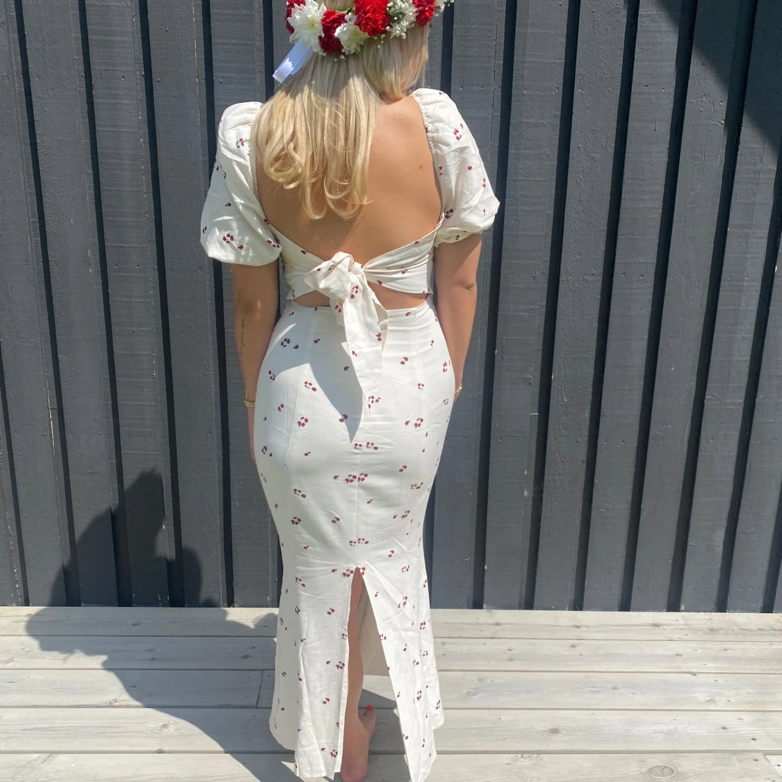 Vit långklänning med blommigt mönster