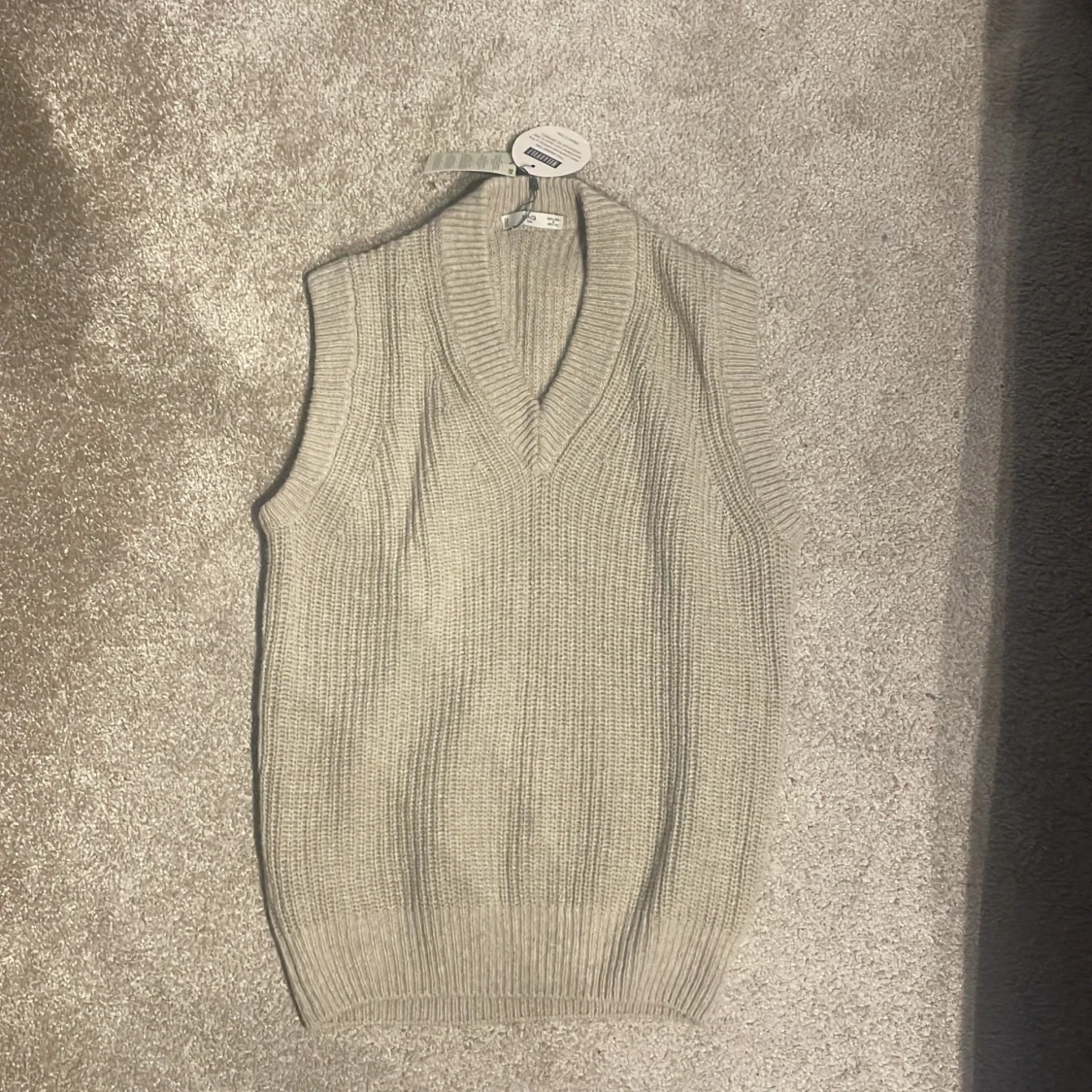 Beige stickad väst med v-ringning