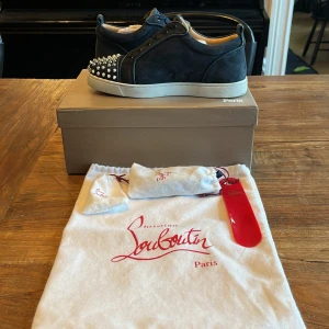 Christian Louboutin skor - Mörkblåa loubs med silver nitar i str 41 men passar från 40-42. Allt ingår alltså, extra snören, dustbag och extra nitar+ lådan utom kvitto vilket jag inte har.