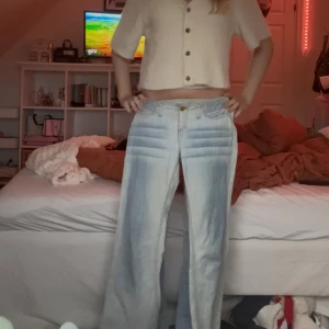 Lågmidjade jeans - Så grymma unika lågmidjade jeans! Dem är bootcut och va tyvärr för små! Midjemått:38 och innebennslängden:83cm ❤️ kontakta vid andra frågor!