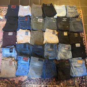 Stort paket med jeans och byxor, mixade märken - Säljer ett stort paket med jeans och byxor i olika färger och modeller från märken som Replay, Lee och Jacob Cohen. Färgerna varierar från svart, blå, grå, beige, brun till vinröd. Passform slim. Skriv för intresse av olika par OBS priset är ej 999 för alla jeans!