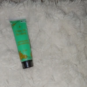 Glow in the dark ansiktsfärg grön - Självlysande ansiktsfärg i grön nyans, perfekt för att skapa coola effekter i mörkret. Tuben innehåller 25 ml och har svart skruvkork. Smidig att applicera med fingrar eller pensel för en unik look.