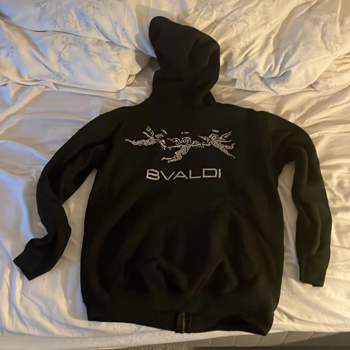 Svart hoodie med dragkedja från Bvaldi - 1