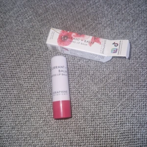 Läpp balsam - Helt ny Tinted lip balm i färgen Cranberry från Seraphine Botanicals. Ger en bärig, lätt rödrosa ton och återfuktar läpparna. Kommer i en vit och rosa tub med tillhörande kartong med blommigt motiv. Perfekt för dig som vill ha både färg och vård i ett.
