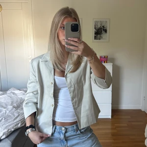 Beige kavaj med knappar -  Beige kavaj med trekvartsärmar🤗