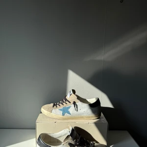 Golden Goose Superstar sneakers, stl 45 - Golden goose superstars i grymt skick. Unika detaljer med olika material val. Storlek 45. Box och passport medföljer!
