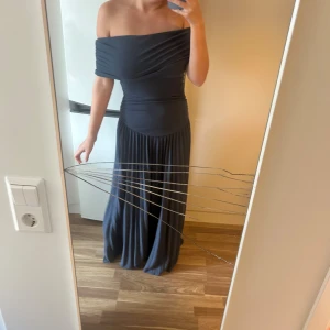 Revolve/lioness klänning  - En så fin klänning, perfekt till en sittning eller annat. Storlek S. Endast använd en gång. Nypris 1100kr. 