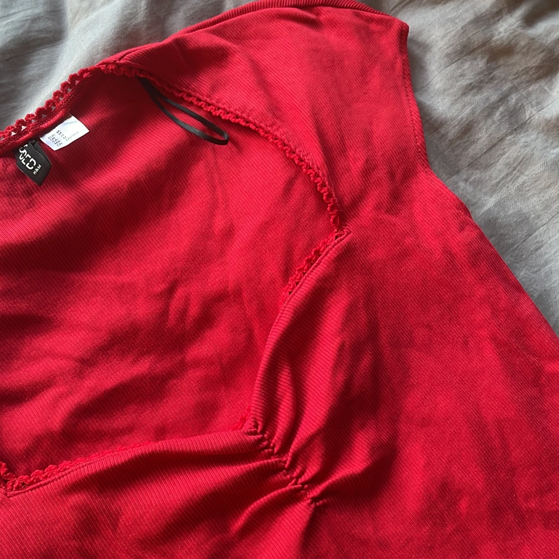 Röd topp med v-ringning från H&M - 2