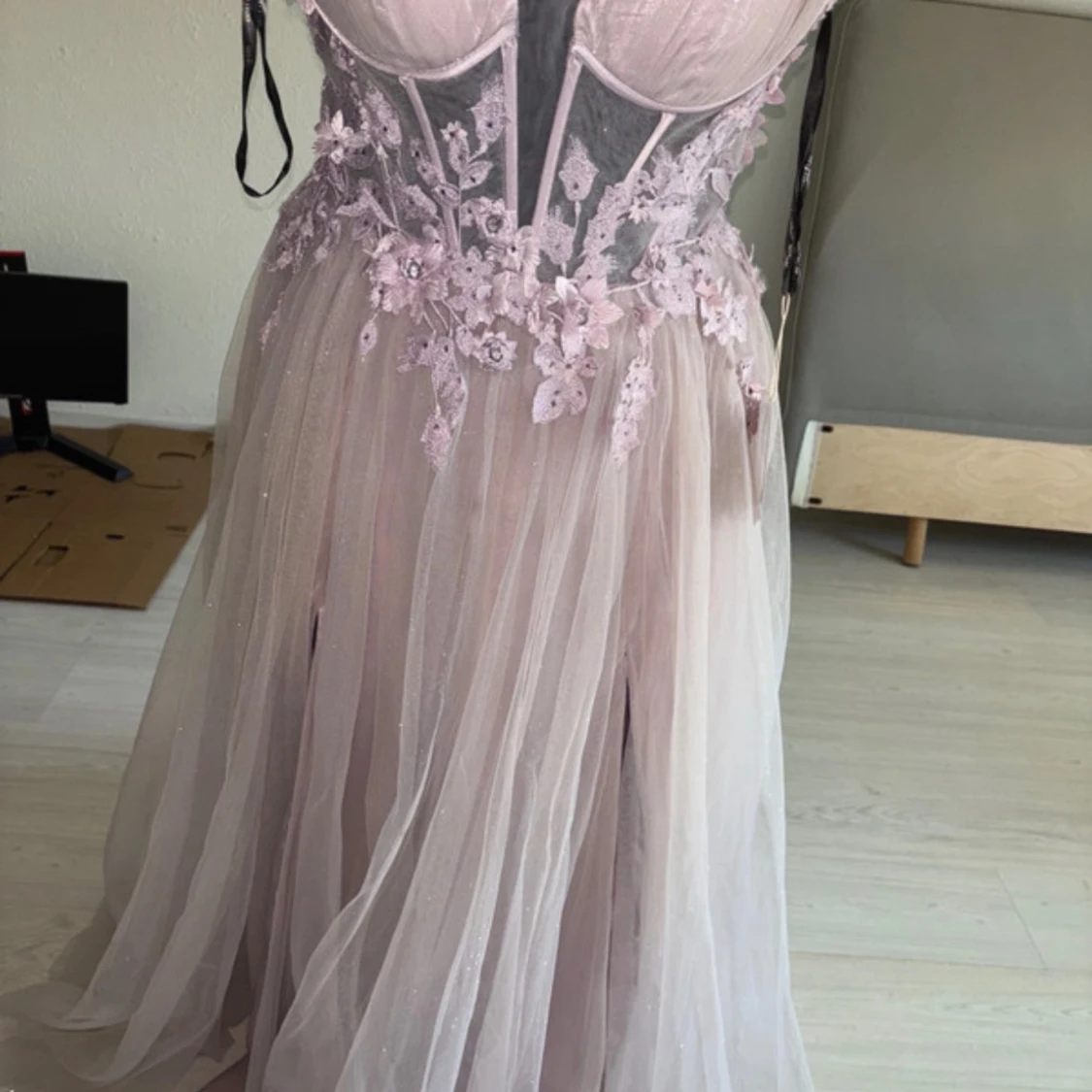 Ljuslila/rosa långklänning med spets och glitter