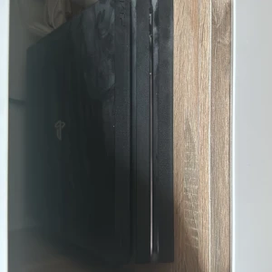 PlayStation 4 Pro + 2 DualShock 4 kontroller - Sony PlayStation 4 Pro i bra skick med två original DualShock 4-kontroller.  PlayStationet är dammigt men städas av vid köp. Pris kan diskuteras. 