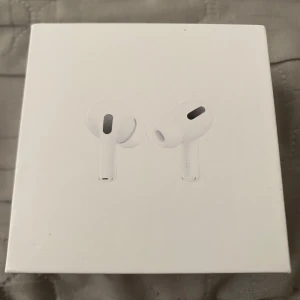 AirPods Pro  - Apple AirPods Pro med MagSafe-laddningsetui. Brusreducering, transparensläge och trådlös laddning. Förseglad originalförpackning, ser ut att vara i nyskick utan synliga skador eller slitage. Perfekt för dig som vill ha premium trådlösa hörlurar.