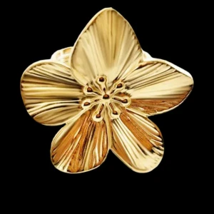 Blommiga ringar i guld och silver - Stora ringar formade som blommor med fem kronblad, finns i både guld- och silverfärg. Ringen har en detaljerad, glansig yta som fångar ljuset och ger ett riktigt statement till din look. Perfekt för dig som vill sticka ut med en unik accessoar.