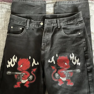 Svarta jeans  - Super snygga jeans som passar både tjej och kille. Köpta här på plick (lånade bilder).  Säljer då de inte kommer till användning. Pris kan ändras 😊