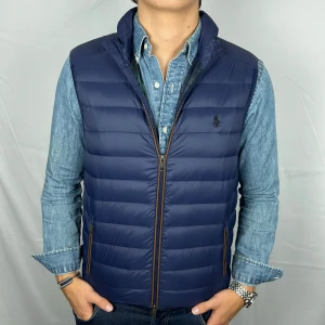 Väst Ralph Lauren - Sjukt stilren dunväst från Ralph Laurens sport kollektion. Storlek: S  - Skicket på X är väldigt bra utan defekter - Vårat pris: 1199kr - Nypris: 2199kr - Modellen är 185cm och väger 79kg. Skriv vid frågor eller funderingar!
