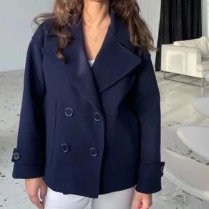 Design by Si Kappa - Kappa från Design by Si. Superfin nu till hösten och perfekt! Använd förra hösten men i gott skick. 🥰