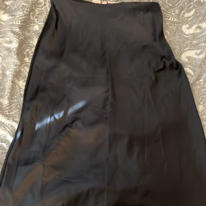 svart tjol - fin tjol helt ny med prislapp