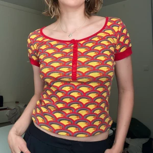 Indiska topp - Supergullig ribbad och retromönstrad topp från indiska! Jag på bilden är 170cm och har strl 36 på överdelar, använd köp nu <<33