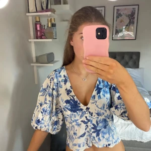 Hm blommig blus - Blus från hm i super fint skick Stolek s. 
