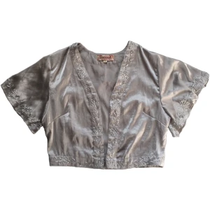 Vintage silverfärgad bolero/ topp/ väst, Indiska  - Snygg silverfärgad ”bolero” med detaljer på från Indiska!