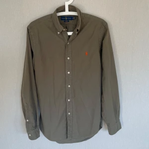 Ralph Lauren skjorta Slimfit - Fint skick | modellen är 185 cm lång och väger ca 75 kg, 