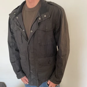 Fieldjacka - Säljer denna feta fieldjacka i storleken.  Färgen är en riktigt snygg marinblå och såklart är de ba att fråga vid minsta frågetecken!