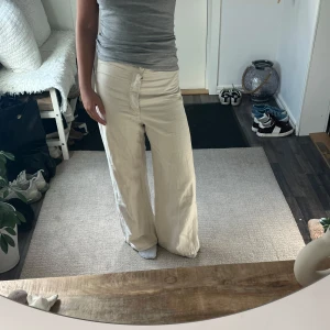 Vita wide jeans från Levi's - Säljer ett par vita jeans från Levi's med breda ben och hög midja. Byxorna har klassiska bakfickor och en relaxed fit som ger en chill vibe. Perfekta för dig som gillar en loose och trendig look. Materialet är jeans och färgen är riktigt fräsch vit.