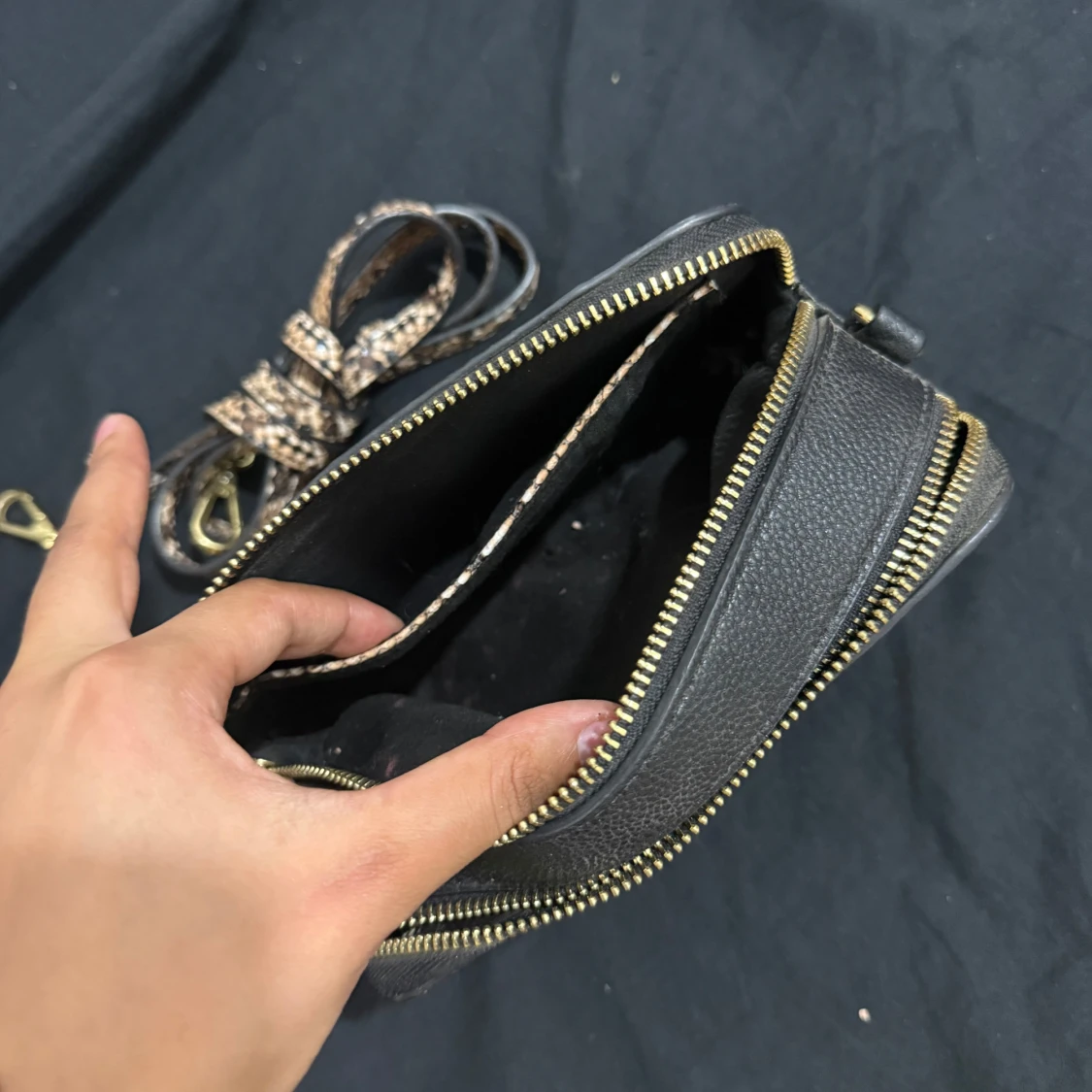 Axelväska i ormmönstrat skinn från Charles & Keith - 3