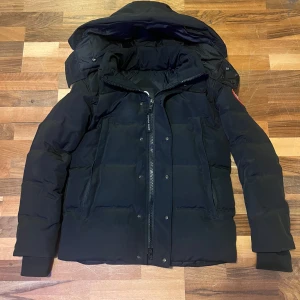 Canada Goose Wyndham Svart Storlek XS - Svart Canada Goose Wyndham i storlek XS och är i bra skick också kommer de hålla dig varm hela vintern. Jackan passar it mig längre om ni vill snacka om priset det bara att skriva. Pälsen och påsen kommer med.